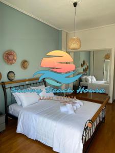 um quarto com um bolo em cima de uma cama em Sunny Beach House em Corinto
