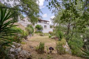 a house in the middle of a yard with trees at CHARMANT 2 PIECES DANS VILLA INDIVIDUELLE TERRASSES JARDIN in Carros