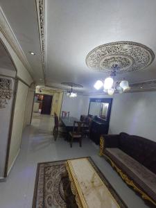ein Wohnzimmer mit einem Sofa und einem Tisch in der Unterkunft الفيصل in Port Said
