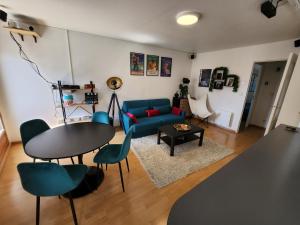 salon z niebieską kanapą i stołem w obiekcie En mode cinéma! Hyper centre ville avec terrasse w mieście Chartres +17 zdjęć