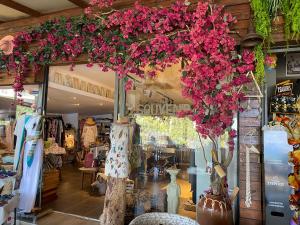 アナヴィソスにあるme gusta suite by the seaの天井にピンクの花が垂れる店