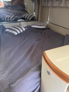 een bed in het midden van een kamer bij Asuntovaunu 2:lle in Helsinki