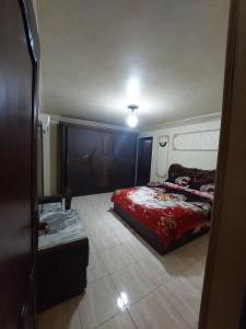 Ein Bett oder Betten in einem Zimmer der Unterkunft الفيصل