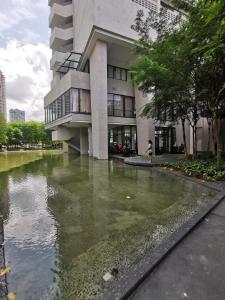 - un bâtiment avec une piscine d'eau en face dans l'établissement Harmonee Homes - Mode Chill at The Hub SS2, PJ, à Petaling Jaya
