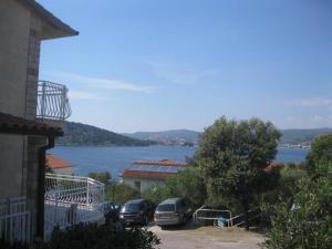 a group of cars parked in a parking lot next to a lake at Villa Curkovic in Ražanj