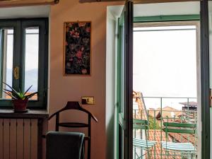 Zimmer mit einer Tür, die auf einen Balkon führt in der Unterkunft B&B Il Poggiolo in Stresa