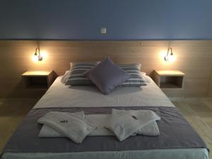 A bed or beds in a room at Apollon Hotel