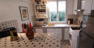 a kitchen with a table and a counter top at Au fil de l'eau in Avignon