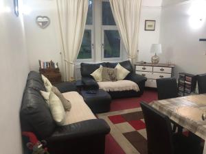 Posezení v ubytování Captivating 2-Bed Apartment in Isle of Bute