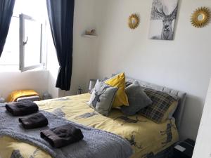Postel nebo postele na pokoji v ubytování Captivating 2-Bed Apartment in Isle of Bute