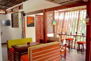 una camera con tavolo, sedie e finestre di Uva Blue Jungle Villas a Puerto Viejo
