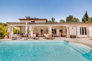 una piscina frente a una casa en Villa Madiana -"La Perle et Le Diamant" idéale grande famille, groupe amis, salle fitness, Jardin, proche Cannes, Grasse, Antibes,, en Montauroux