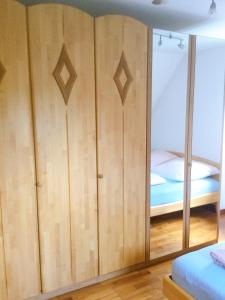 een slaapkamer met houten kasten en een bed bij Wohnung mit Stil in Troisdorf