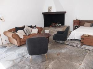 - un salon avec un canapé, deux chaises et un lit dans l'établissement Château sur le Canal du midi proche de Carcassonne, à Trèbes