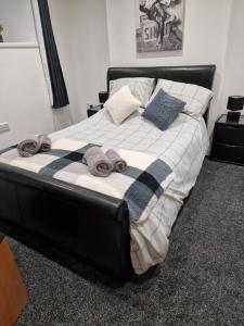 a bedroom with a bed with towels on it at Cosynitebnb for 4 in Birmingham