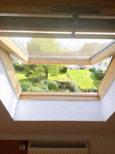 una finestra in una camera con vista sul parco di Wohnung mit Stil a Troisdorf