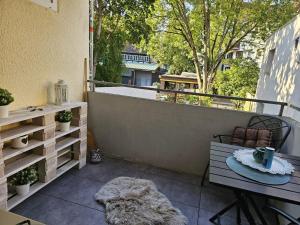 a balcony with a table and a rug on a patio at City Appartement 2 Hannover Altstadt in Hannover
