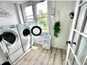 eine Waschküche mit einer Waschmaschine und einem Fenster in der Unterkunft 0-A Diamond in Yonkers, NY in Yonkers