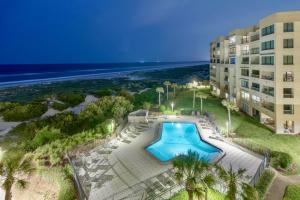 ein Luftblick auf ein Resort mit Pool und Strand in der Unterkunft Amelia Island Oceanfront 2 Master Suites in Amelia Island