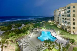 een luchtzicht op een resort met een zwembad en het strand bij Amelia Island Oceanfront 2 Master Suites in Amelia Island