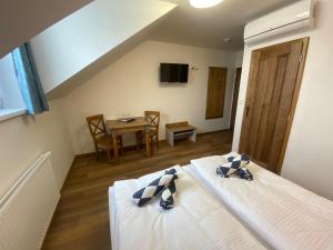1 Schlafzimmer mit 2 Betten mit blauen und weißen Kissen in der Unterkunft Resort Rybníček in Blatnice