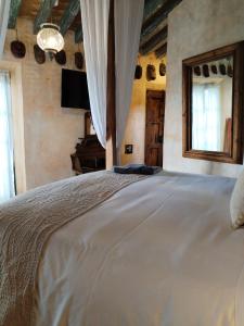 1 dormitorio con 1 cama blanca grande y ventana en Hacienda Las Amantes, en San Miguel de Allende