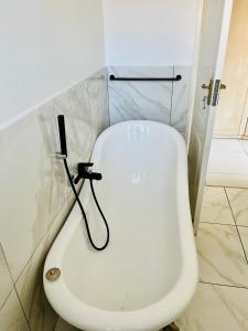 Petalsoft في بريتوريا: حمام مع مرحاض أبيض في الغرفة