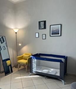 Zimmer mit einem Aquarium und einem gelben Stuhl in der Unterkunft Casa Lungarno in Empoli