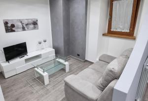 a living room with a couch and a flat screen tv at Ginsan's House in Carceri