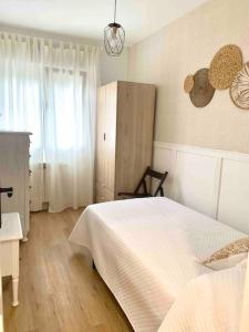 1 dormitorio con cama blanca y suelo de madera en Ubicación Inmejorable Nuevo Céntrico 3Hab, en Oviedo