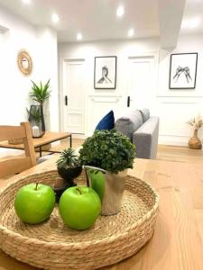 una sala de estar con 2 manzanas verdes sobre una mesa en Ubicación Inmejorable Nuevo Céntrico 3Hab, en Oviedo