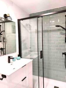 y baño con ducha acristalada y lavamanos. en Ubicación Inmejorable Nuevo Céntrico 3Hab, en Oviedo