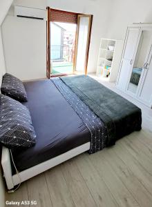 a large bed in a room with a window at Appartamento Aris in Monfalcone