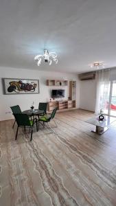 uma grande sala de estar com mesa e cadeiras em YEMMA GOURAYA LOFT em Bejaïa