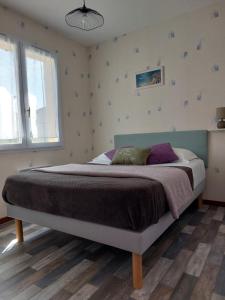 een slaapkamer met een groot bed in een kamer bij MaMaMé in Les Sables-dʼOlonne