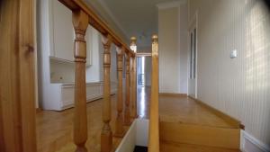einen Flur mit Holztreppe in einem Haus in der Unterkunft Baleni in Sisian