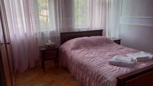 1 dormitorio con 1 cama con 2 toallas en Baleni, en Sisian