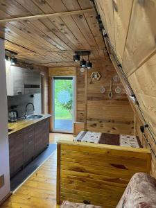 eine Küche mit einer großen Holzinsel in einem Zimmer in der Unterkunft Chatka pod lasem in Jarnołtówek