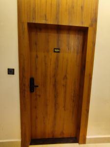 Una puerta de madera con el número. en HOTEL B S HEIGHTS, en Deoghar