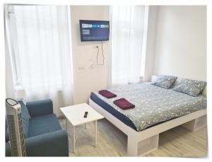 een kleine slaapkamer met een bed en een stoel bij SouvenirAppart Sienkiewicza in Bydgoszcz +118 foto's