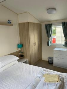 sypialnia z białym łóżkiem i oknem w obiekcie The Breakaway w mieście Rochester
