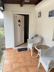 2 chaises et une table devant une porte dans l'établissement Apartment in See Nähe, à Salzgitter