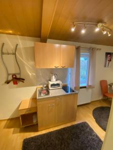 - une cuisine avec un comptoir et un four micro-ondes dans la chambre dans l'établissement Apartment in See Nähe, à Salzgitter