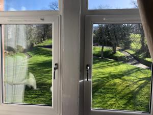 una puerta abierta con vistas a un patio en Captivating 2-Bed Apartment in Isle of Bute, en Rothesay