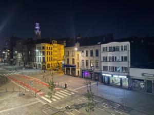 eine Stadtstraße in der Nacht mit Gebäuden in der Unterkunft Sofieflat - Wallistreet in Charleroi
