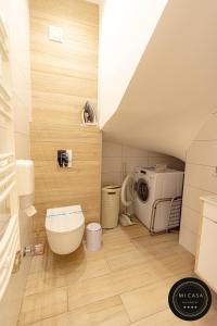 baño con lavadora y secadora en una habitación en Mi Casa 2 en Vrdnik