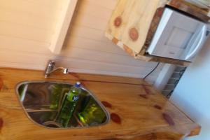 a sink in a tiny kitchen with a microwave at Chalés Altos da Serra - Chalé Pinhão em Urubici SC in Urubici +29 photos