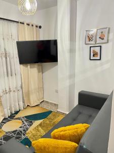 Una sala de estar con un sofá y un televisor de pantalla plana. en Hermoso apartamento en zona central de Medellín, en Medellín 23 fotos más