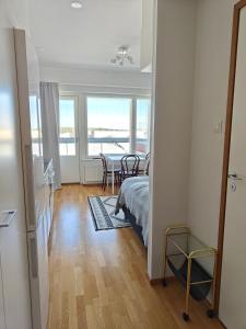 Un dormitorio con una cama y un comedor con una mesa. en Sunstar Apartments, en Rovaniemi