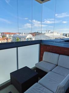 balcón con sofá y mesa en el techo en Sunstar Apartments, en Rovaniemi
